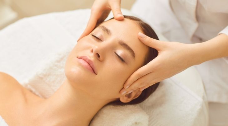 Massage mặt làm thư giãn và săn chắc cơ vùng mặt