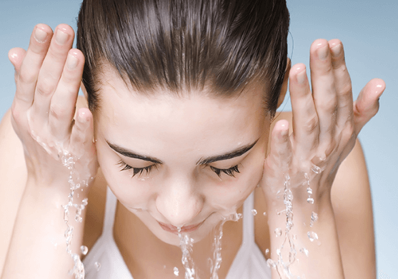 Rửa sạch mặt với nước