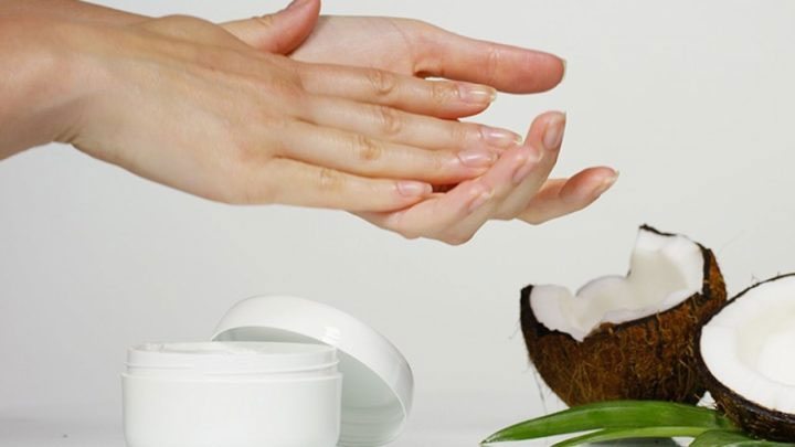 Cách dưỡng ẩm da tay bị khô nhăn tại nhà nhờ dầu dừa